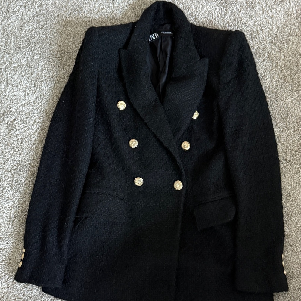 Zara Black and Gold Blazer with Structured Shoulders